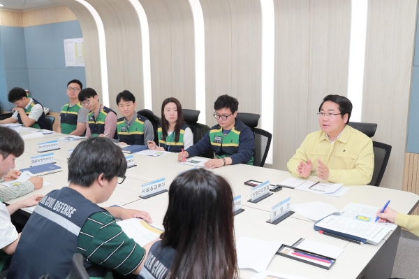 오세현 아산시장이 재난상황보고를 받은 후 실시간 국각위기 대응 연습을 빠르게 진행하고 있다.