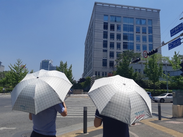 양산쓰기 운동 모습