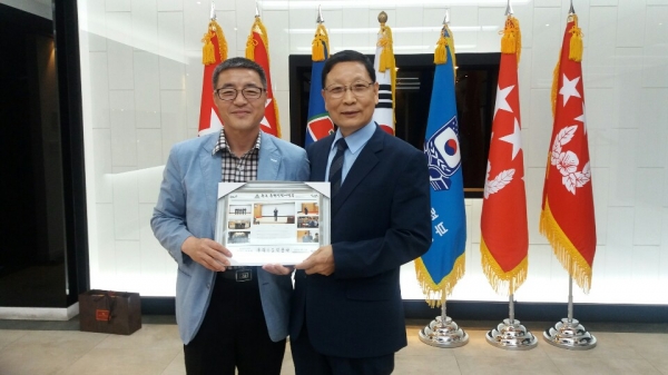 동원전력사령관 구원근 소장(왼쪽)과 이세영 건양대 교수