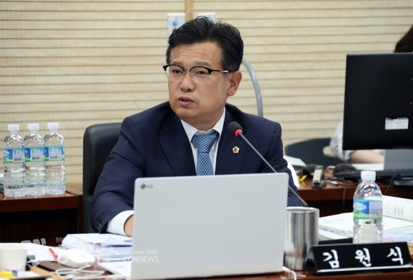 행정감사 하는 김원식 세종시의회 의원 / 충청뉴스 최형순 기자