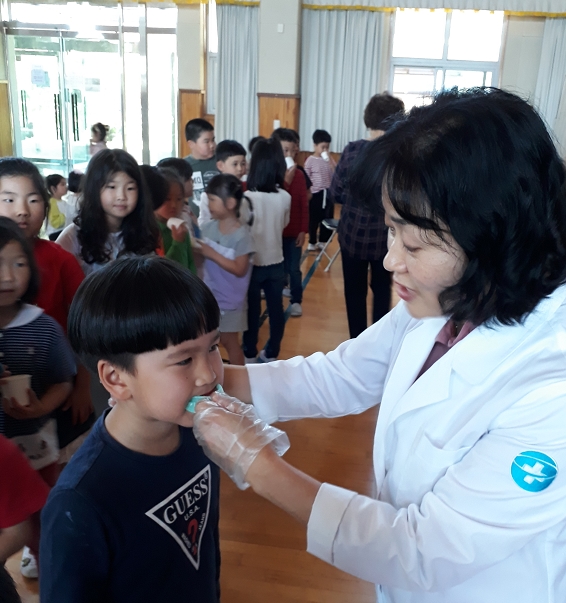 보건소 치과의사, 초·중학교 방문 주니어 구강케어사업 실시 모습