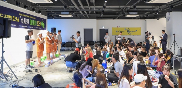 도시정책 토크쇼 속시원때밀이 토크에서 청년들과 대화를 나누는 모습