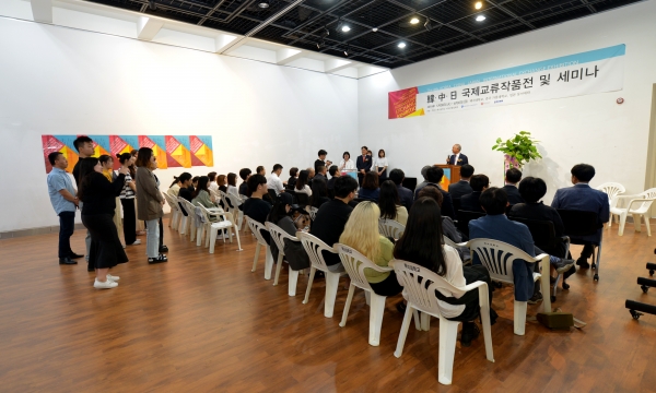 2019 한ㆍ중ㆍ일 국제교류작품전에서 백석대 장택현 대학혁신위원장이 축사를 전하고 있다.