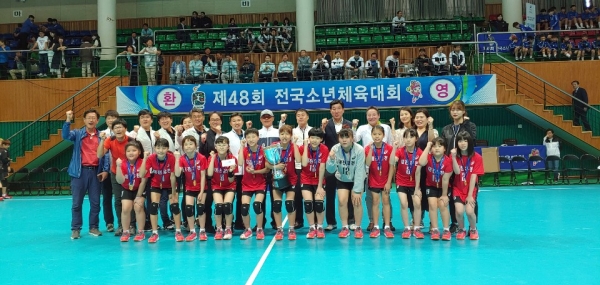 제48회 소년체전 마지막날 유천초 여자 핸드볼부 우승 시상 모습