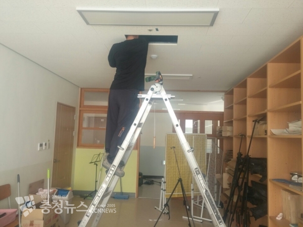 세종시 한 초등학교 교실의 공기정화장치 필터를 교체하고 있다.