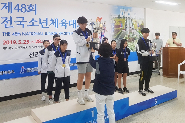 김가은 선수가 사격단체전  우승 트로피를 받고 있다.