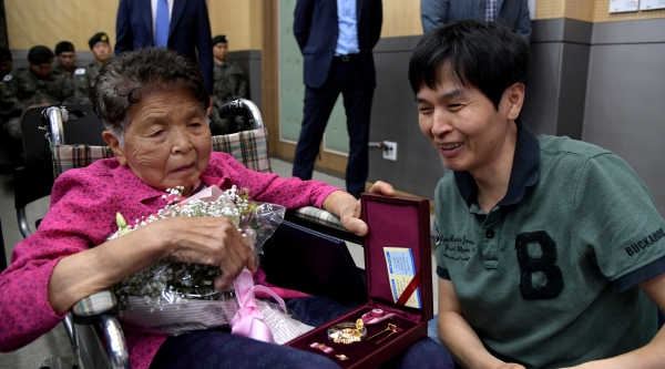 조휘순 유공자유가족 훈장 수훈 모습