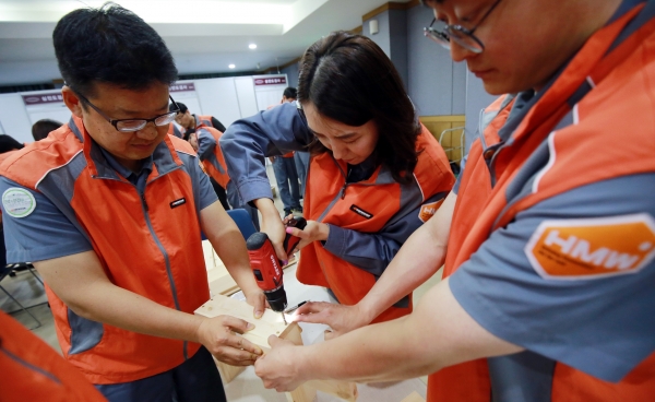 지난 22일 한국타이어앤테크놀로지 생산본부 임직원 100여 명이 78주년 기념 친환경 가구 DIY 봉사 진행 모습