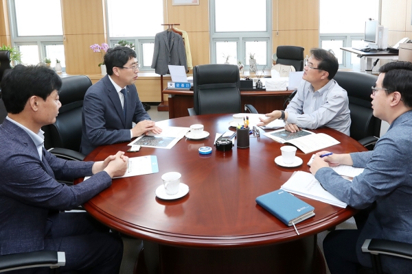 맹정호 서산시장이 윤종인 행정안전부 차관을 면담하고 하천정비사업 등 3건의 특별교부세 사업을 건의하고 있다