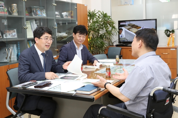 맹정호 서산시장이 서철모 예방안전정책관에게 대산공단에 대한 국가산단 수준의 체계적인 안전관리와 행정적 제도적 지원방안을 마련해 줄 것을 건의하고 있다.