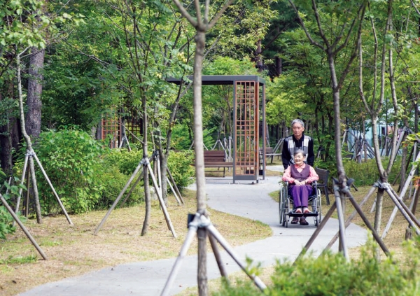 지난해 강원 평창군 만월노인요양원 내 복지시설나눔숲에서 어르신들이 산책을 하고 있다.
