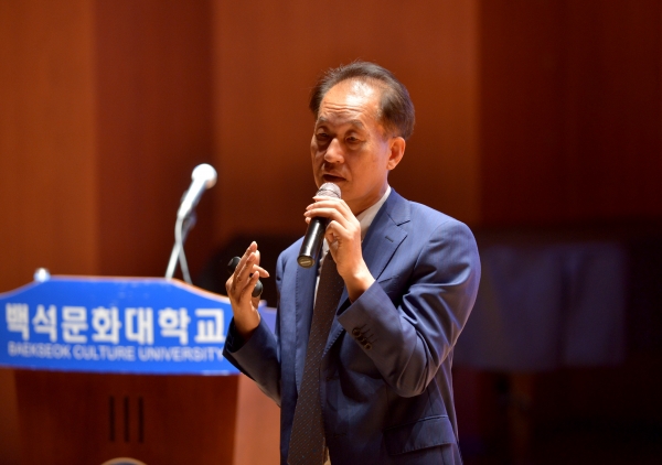 백석다빈치아카데미 6차 강연에서 이우용 강사가 특강을 진행하고 있다.