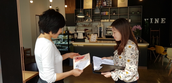 서구청 위생과 직원이 관내 업소를 찾아 A형간염 확산 차단을 위한 홍보물을 배부하며 A형간염예방에 적극적으로 나서고 있다