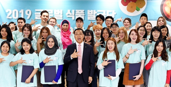 글로벌 서포터즈 '테이스트-K' 3기 출범 기념사진(단체)