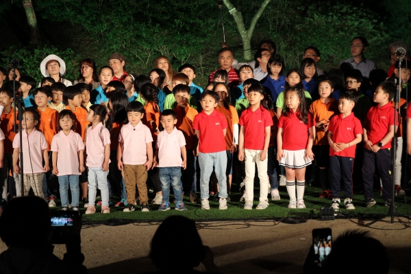 남선초 전체 별합창 모습