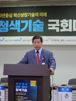 윤승용 남서울대 총장이 축사를 전하고 있다