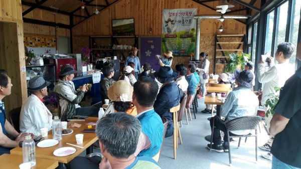 청양군 귀농귀촌협의회원들 마을 현장학습 모습