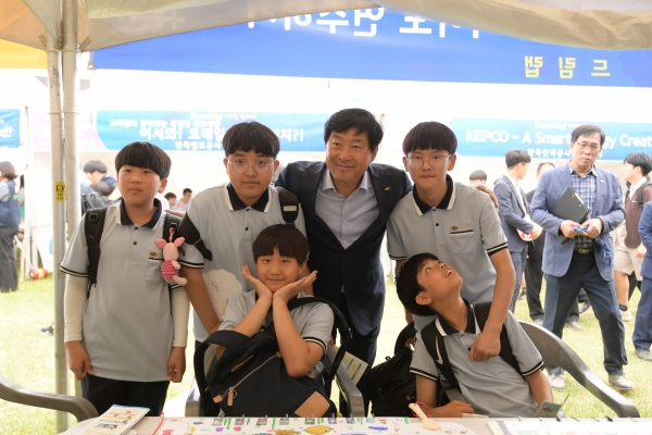 청소년진로박람회장을 찾은 황명선 시장 모습