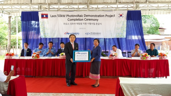 좌 한국서부발전(주) 김병숙 사장 / 우 사남싸이 부군수 Mrs. Manila