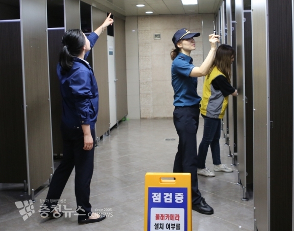 대전도시철도공사는 2017년부터 몰래카메라 탐지기를 도입하여 매일 불법카메라 설치여부를 점검하고 있다. (사진은 둔산경찰서와 합동점검 장면)