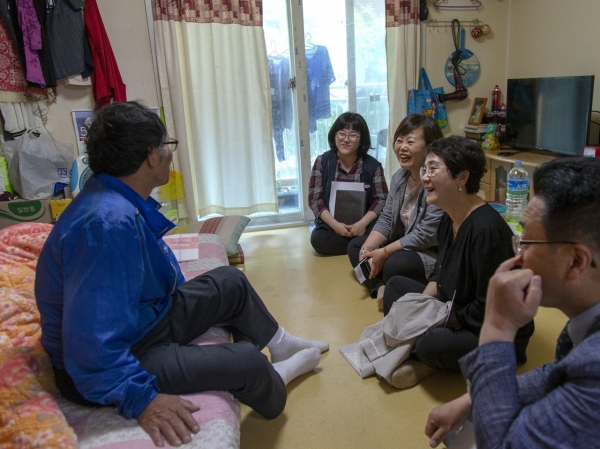 박정현 대덕구청장이 법1동 이동 구청장실 운영 중 복지사례관리 대상 가구를 직접 방문해 상담하는 모습