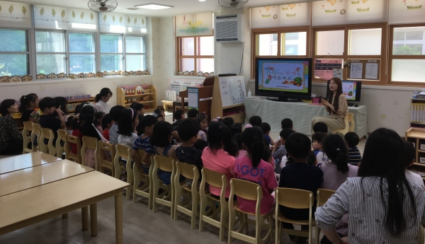 지난달 23일 동화초등학교병설유치원에서 유성구보건소 최누리 영양사가 원아들을 대상으로 영양교육 실시 모습