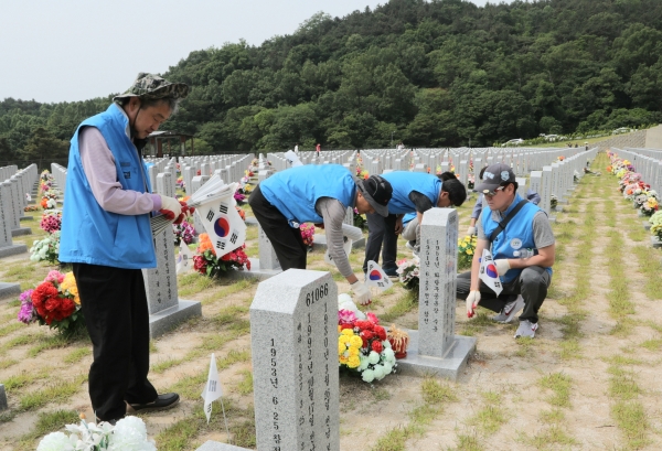 대전교육노조, 국립대전현충원서 봉사활동 펼쳐