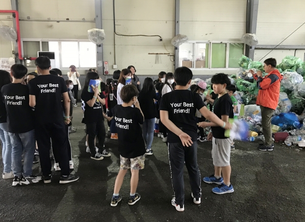 태안군환경관리센터 ‘환경학습장’에서 교육을 받고 있는 삼성초 학생들 모습.