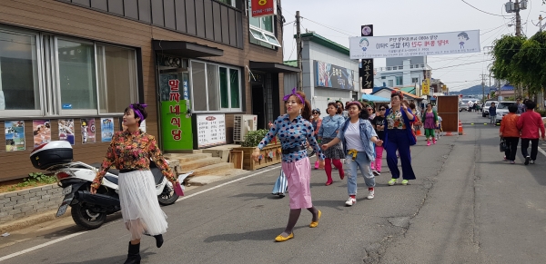 장항 6080 뉴트로 여행 만끽 축제 성료(맛나로 가요제 사전 공연팀의 6080의상 퍼레이드).