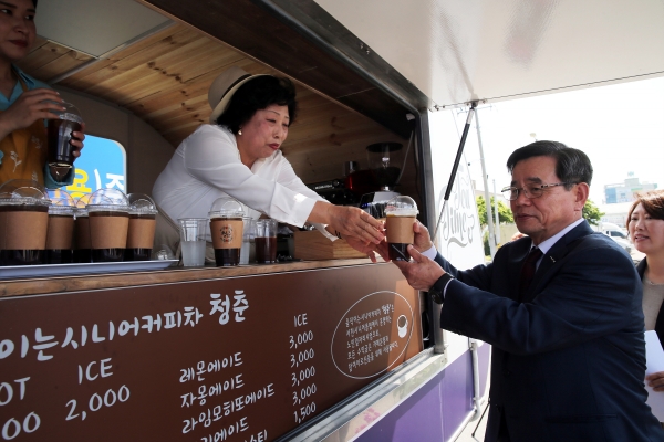 움직이는 시니어 커피차에서 음료를 시킨 노박래 군수