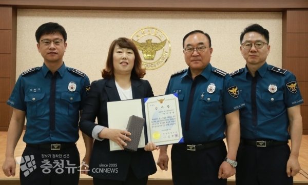 김정환 세종경찰서장 관제요원 이경술(48세, 여)씨에게 감사장 수여