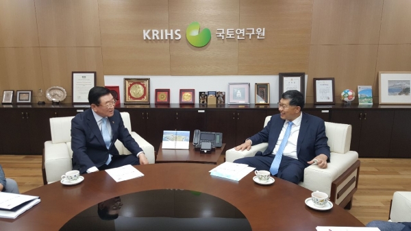 김석환 군수 국토연구원 방문