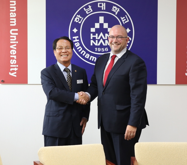 부에나 비스타 대학의  조슈아머천트 총장(사진 오른쪽)이 이덕훈 한남대 총장(사진왼쪽)을 예방해 국제 교류를 논의했다.