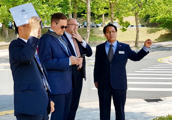 부에나 비스타 대학의 총장일행이 한남대 창업존과 디자인팩토리 등의 교육환경을 둘러보고 있다.