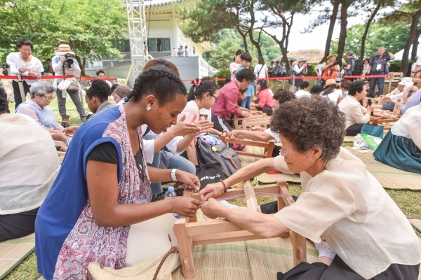 제30회 한산모시문화제 이번 주 팡파르(한산모시 미니베틀짜기 지난행사 모습).