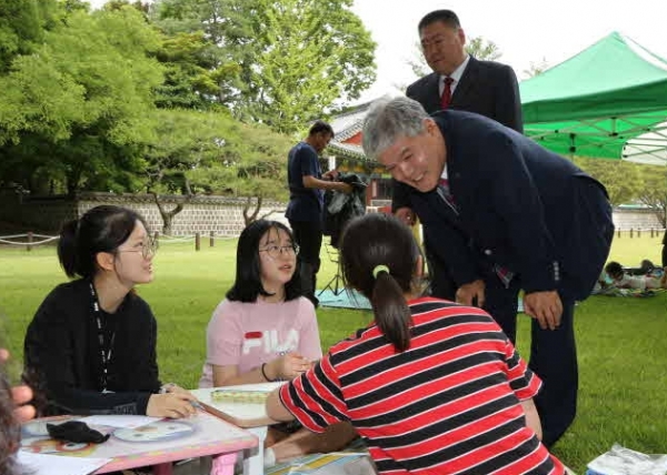 금산 제19회 칠백의사 추모 예능대회를 찾아 어린들을 격려하는 문정우 군수