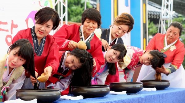 지난해 판암골단오한마당 행사 (창포물에 머리감기 모습)