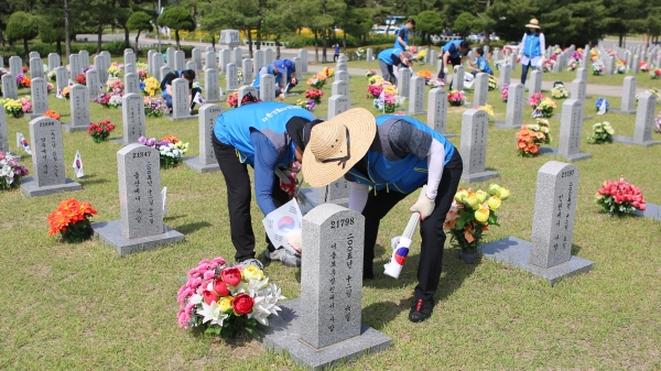 4일 대전국립현충원을 찾은 도시철도공사 직원들이 묘역 봉사활동을 펼치고 있다.