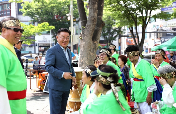 단오행사를 둘러보고 있는 최홍묵 계룡시장