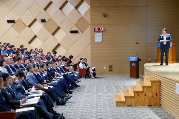 오세현 아산시장이 아산시 지방재정운영 우수사례에 대해 발표하고 있다.