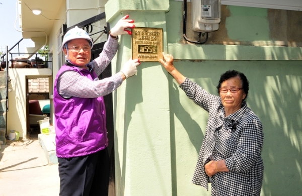 왼쪽) 금성백조주택 정성욱 회장,오른쪽) 이복순씨(국가유공자-무공수훈 유족, 84세, 동구 소제동)