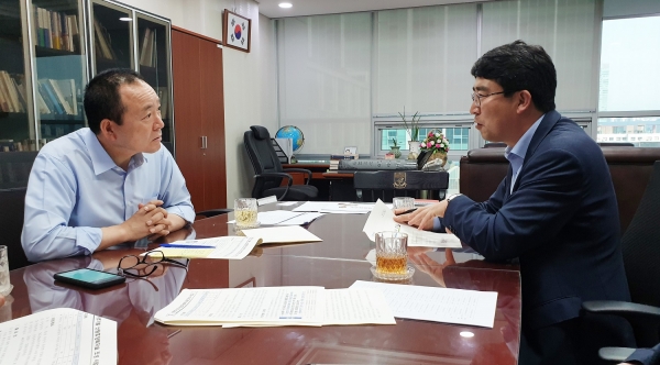 맹정호 시장이 국회를 방문, 성일종 의원과 현안사업을 설명하고 있다.