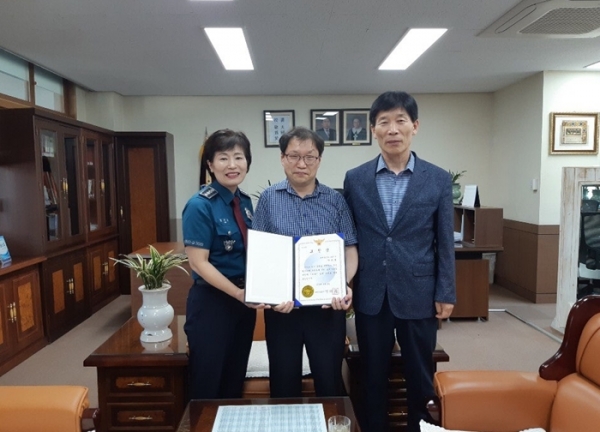 왼쪽부터 김의옥 서장, 곽은섭 주무관, 김성순 교장