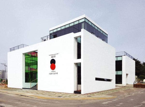 김홍신문학관 외부 전경