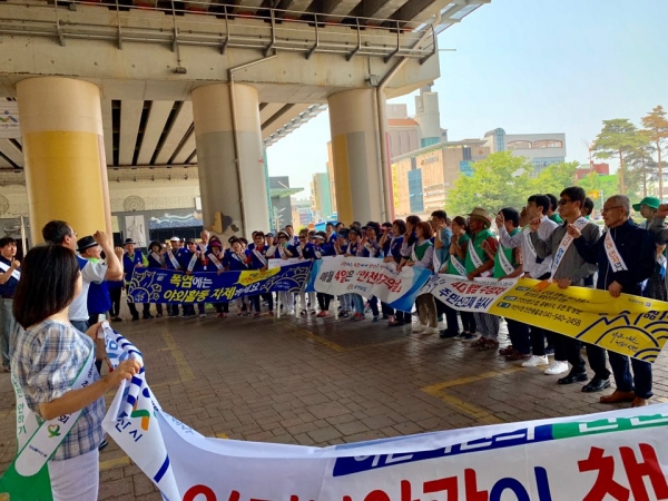 유관기관, 시민단체가 제279차 안전점검의 날 캠페인을 펼치고 있다.