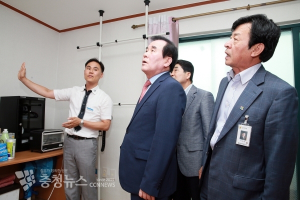 김지철 교육감이 오천초등학교 삽시분교 교직원 관사를 둘러보는 모습.