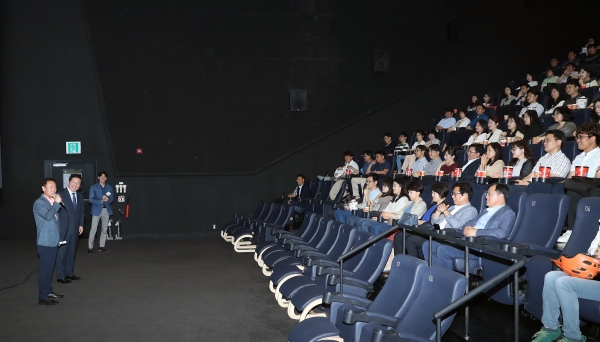 장종태 서구청장과 직원들은 지난10일 둔산동 롯데시네마에서 칸영화제 황금종려상을 수상한 봉준호 감독의 영화 ‘기생충’을 관람했다