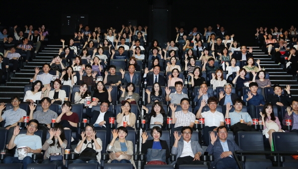 장종태 서구청장과 직원들은 지난10일 둔산동 롯데시네마에서 칸영화제 황금종려상을 수상한 봉준호 감독의 영화 ‘기생충’ 관람