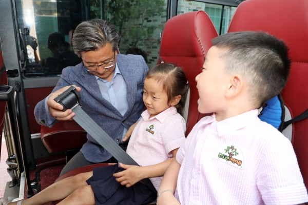 11일 구암동 소재 킨더그린 어린이집에서 정용래 유성구청장이 어린이 통학버스 내 설치된 안전장치를 직접 점검하고 있다