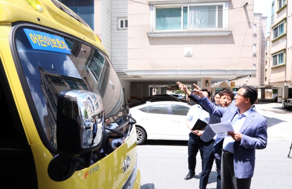 11일 구암동 소재 킨더그린 어린이집에서 정용래 유성구청장과 구 관계자들이 어린이 통학버스 상단 표시등 작동유무 점검